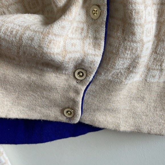 BR gorgeous beige cardigan w contrast color purple hem lining, ceramic buttons M - Picture 4 of 7